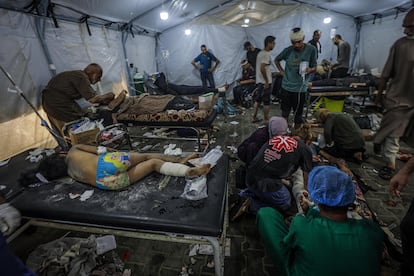 Palestinos heridos, este sábado en el hospital de Al Awda del campamento de refugiados de Nusairat (Gaza)