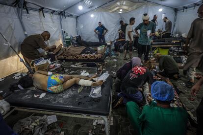 Palestinos heridos, este sábado en el hospital de Al Awda del campamento de refugiados de Nusairat (Gaza)