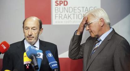 Rubalcaba, junto al líder de la oposición alemana, Steinmeier.