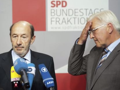 Rubalcaba, junto al líder de la oposición alemana, Steinmeier.