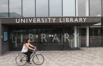 Una estudiante pasa en bicicleta delante de la Universidad de Lincoln, al norte de Inglaterra.