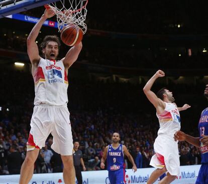 Pau Gasol machaca la canasta francesa al final del partido, con Parker detrás.