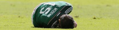 Héctor Moreno se contorce no gramado.