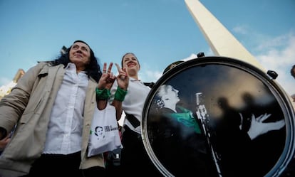 Dos mujeres hacen la V de la victoria durante la performance para invocar a Eva Perón frente al obelisco de Buenos Aires.