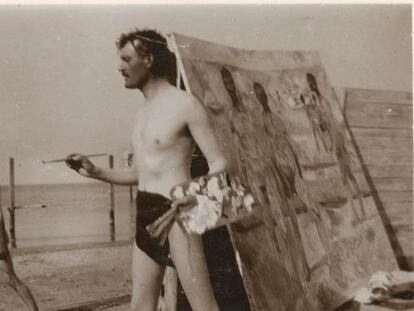 Edvard Munch pinta en la playa de Wandermünde, en Alemania. Autorretrato fotográfico (1907).