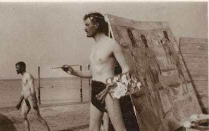 Edvard Munch pinta en la playa de Wandermünde, en Alemania. Autorretrato fotográfico (1907).