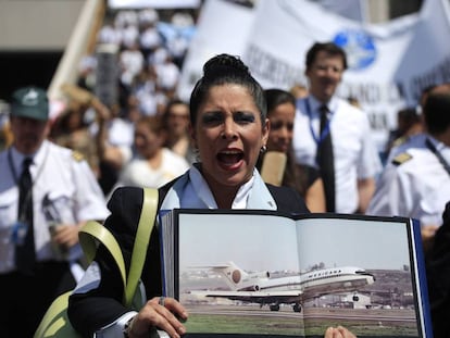 Una sobrecargo de Mexicana, durante una protesta en 2011.