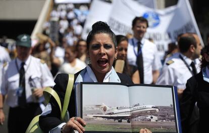 Una sobrecargo de Mexicana, durante una protesta en 2011.