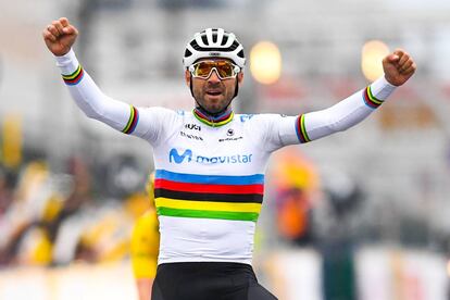 Alejandro Valverde del Team Movistar cruza la meta en el Saitama Criterium de 2018.