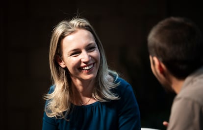 Lea Ypi (fotografiada junto a Miquel Missé), durante su charla en el CCCB en una conferencia para estudiantes.