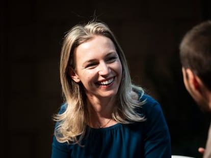 Lea Ypi (fotografiada junto a Miquel Missé), durante su charla en el CCCB en una conferencia para estudiantes.