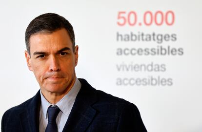 El presidente del Gobierno, Pedro Sánchez visita una promoción de vivienda social en Sant Boi (Barcelona).