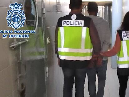 Imagen de la detención de un hombre por raptar a su expareja en Tetuán.