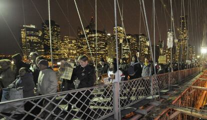 Tras su paso por las calles del distrito financiero, los indignados neoyorkinos se han dirigido hacia el puente de Brooklyn.