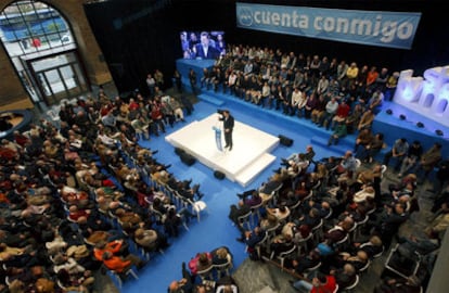 El presidente del PP, Mariano Rajoy, se dirige a los asistentes al acto que su partido ha organizado hoy en la capital alavesa para presentar a los candidatos a la alcaldía de las tres capitales vascas.