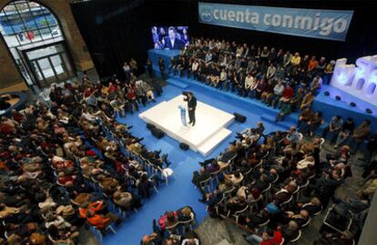 El presidente del PP, Mariano Rajoy, se dirige a los asistentes al acto que su partido ha organizado hoy en la capital alavesa para presentar a los candidatos a la alcaldía de las tres capitales vascas.