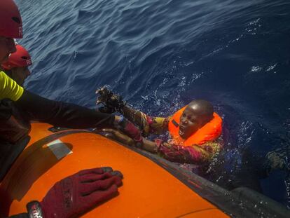 La ONG espa&ntilde;ola Proactiva Open Arms rescata a un migrante del mar. 