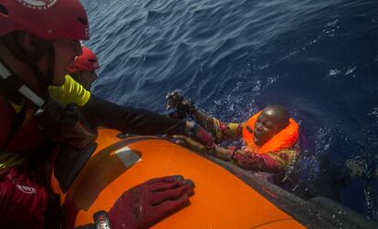 La ONG española Proactiva Open Arms rescata a un migrante del mar.
