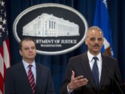 Eric Holder, fiscal general de Estados Unidos (dcha) junto al fiscal general del distrito Sur de Nueva York, Preet Bharara, en la rueda de prensa en la que han anunciado el acuerdo con Toyota y la multa.