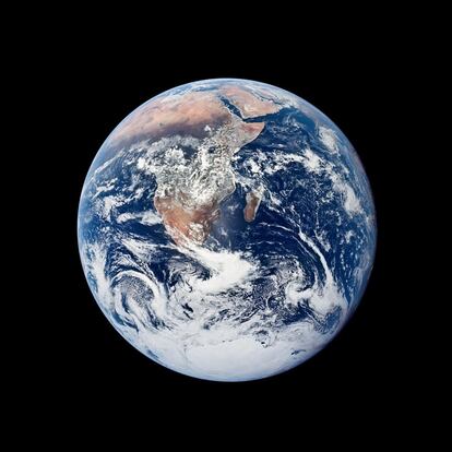 Vista de la Tierra en una imagen tomada por la tripulación del 'Apollo 17' mientras viajaban hacia la luna. Esta extraordinaria fotografía de la costa translunar se extiende desde la zona del mar Mediterráneo hasta la capa de hielo del Polo Sur de la Antártida.