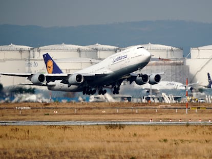 Avión de Lufthansa en el aeropuerto de Fráncfort.