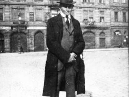 Franz Kafka, en Praga, en 1920. On Prague'S Old Town Square (Around 1920). (Photo by:)