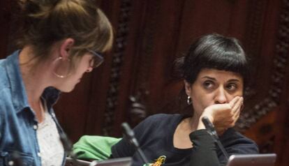 Les diputades de la CUP Mireia Vehí i Anna Gabriel ahir al Parlament.