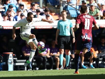 Carvajal del Real Madrid intenta controlar la pelota.