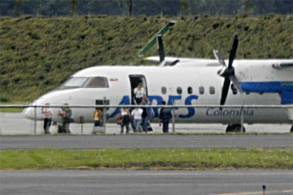 Varios pasajeros abandonan en el aeropuerto militar de Bogot el avin secuestrado.