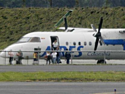 Varios pasajeros abandonan en el aeropuerto militar de Bogotá el avión secuestrado.