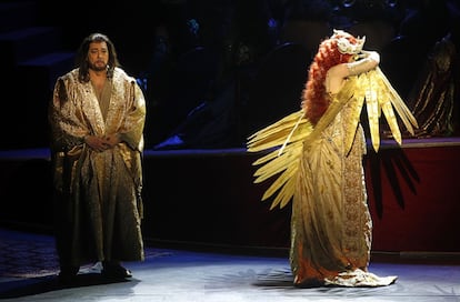 Plácido Domingo interpreta al monje Athanaël, víctima de la seducción de Thaïs, interpretada por Marlin Byström.