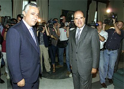 Javier Arenas y Manuel Chaves, durante su reunión ayer en la sede de la presidencia andaluza. PLANO GENERAL - ESCENA