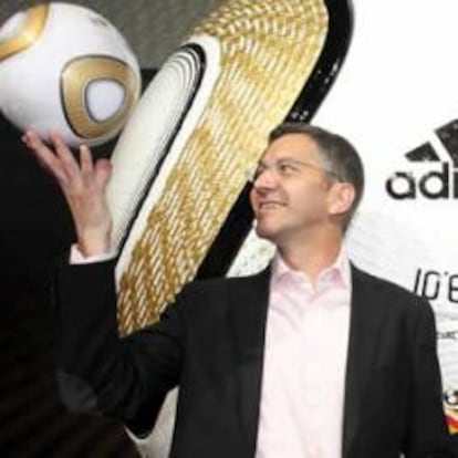 El presidente del fabricante alemán de artículos deportivos Adidas, Herbert Hainer, y el presidente honorario del Bayern Múnich, Franz Beckenbauer, presentaron hoy el balón oficial de la Copa Mundial de la FIFA Sudáfrica 2010