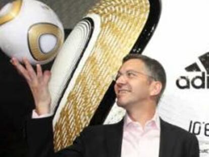 El presidente del fabricante alemán de artículos deportivos Adidas, Herbert Hainer, y el presidente honorario del Bayern Múnich, Franz Beckenbauer, presentaron hoy el balón oficial de la Copa Mundial de la FIFA Sudáfrica 2010