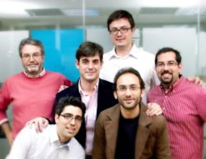 A la izquierda y de pie, Antonio Quirós, vicepresidente y confundador de Bq, junto al resto de integrantes del equipo gestor.