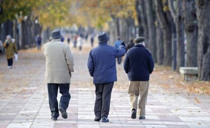 Tres ancianos en un paseo de Vitoria (Álava).