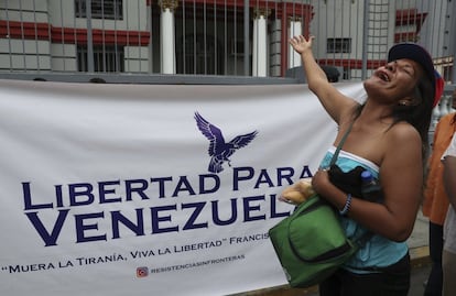 Una ciudadana venezolano grita consignas contra la toma de posesión del segundo mandato del presidente venezolano Nicolás Maduro, frente a la embajada venezolana de Lima (Perú).