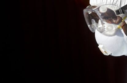 Un treballador sanitari amb màscara protectora per enfrontar-se al brot del virus Marburg a Uganda.