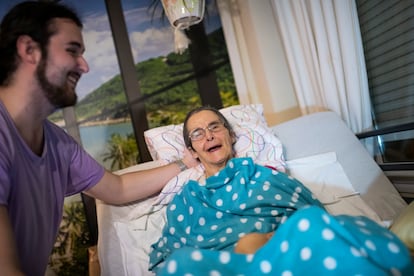 Álex Sánchez junto a la cama de su abuela Aurelia González, en el piso que ambos comparten. 