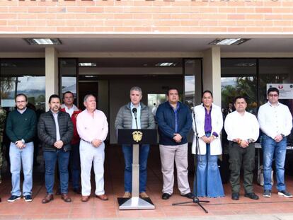 Iván Duque y al ministro de Defensa, Guillermo Botero, a su derecha, este lunes en Popayán. 