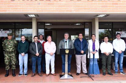 Iván Duque y al ministro de Defensa, Guillermo Botero, a su derecha, este lunes en Popayán. 