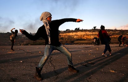 La tensión se ha disparado en los últimos días en el territorio cisjordano ocupado. Otro atentado similar, registrado el pasado domingo en el cercano asentamiento de Ofra, se ha saldado con la muerte de un bebé prematuro y siete heridos de bala. En la imagen, un manifestante palestino lanza una piedra durante enfrentamientos con el Ejército.