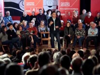 El líder del PSOE afirma en una asamblea abierta en Madrid que ganará las elecciones aunque los medios soslayen las preocupaciones ciudadanas