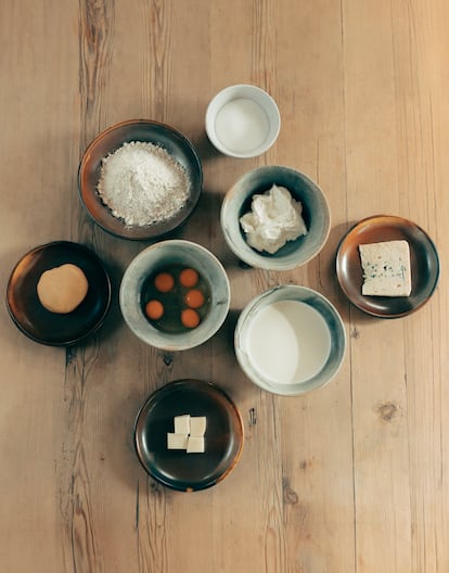 Los quesos y otros ingredientes de la mezcla del relleno de la tarta de queso de Fismuler. 