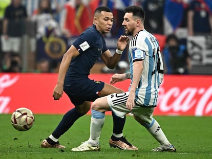 Lionel Messi y Kylian Mbappé disputan el balón durante la final del Mundial.