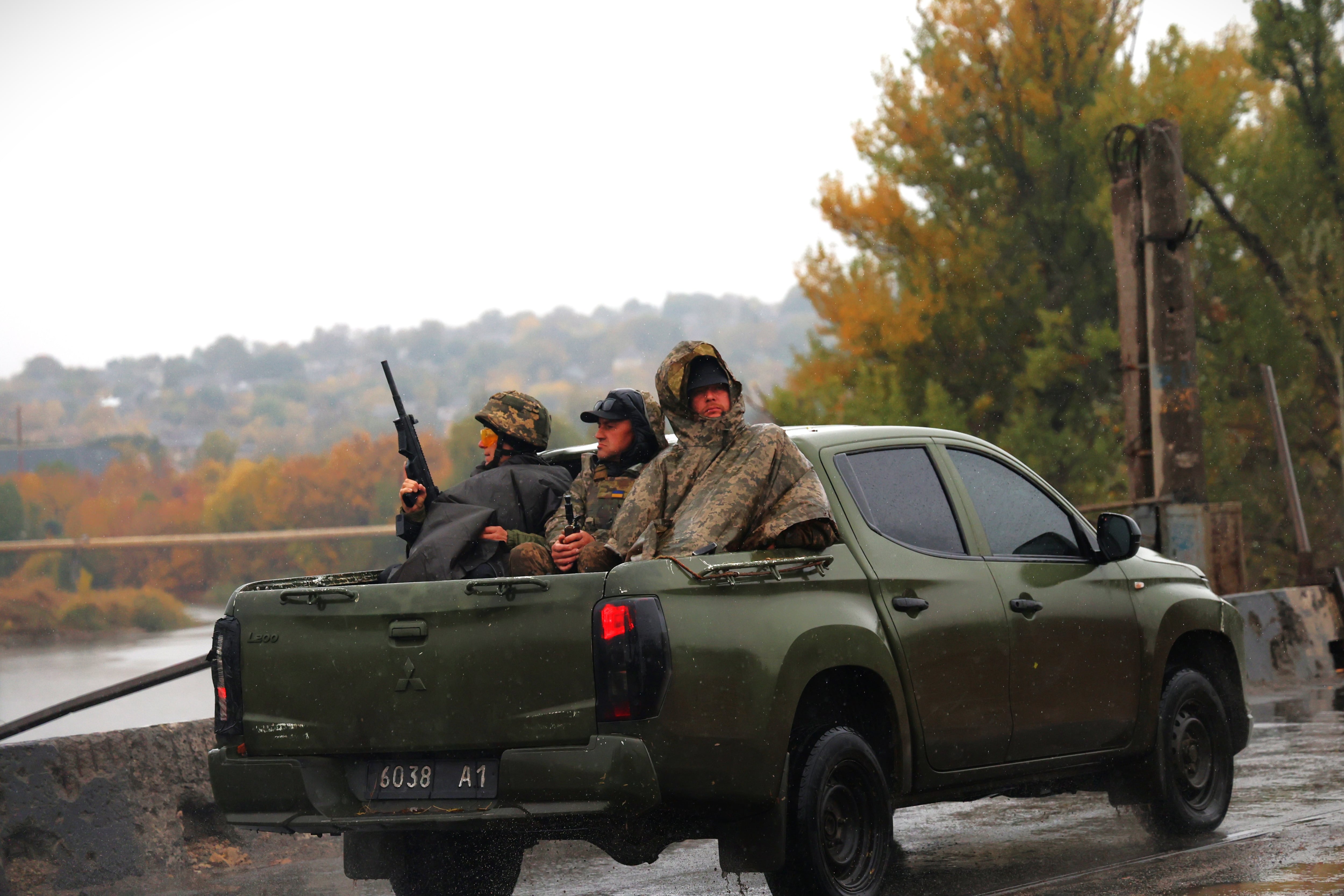 Un vehículo con militares, en Kramatorsk, este de Ucrania, el jueves.