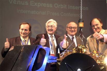 Hakan Suedhem, David Southwood, Jean Jacques Dordain y Donald McCoy, ayer, en el centro de control de Darmstadt.