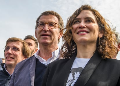 El nuevo líder del PP, Alberto Núñez Feijóo, la presidenta de Madrid, Isabel Díaz Ayuso, y el alcalde de la capital, José Luis Martínez-Almeida, el 4 de abril en Sevilla.