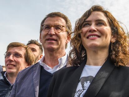El nuevo líder del PP, Alberto Núñez Feijóo, la presidenta de Madrid, Isabel Díaz Ayuso, y el alcalde de la capital, José Luis Martínez-Almeida, el 4 de abril en Sevilla.