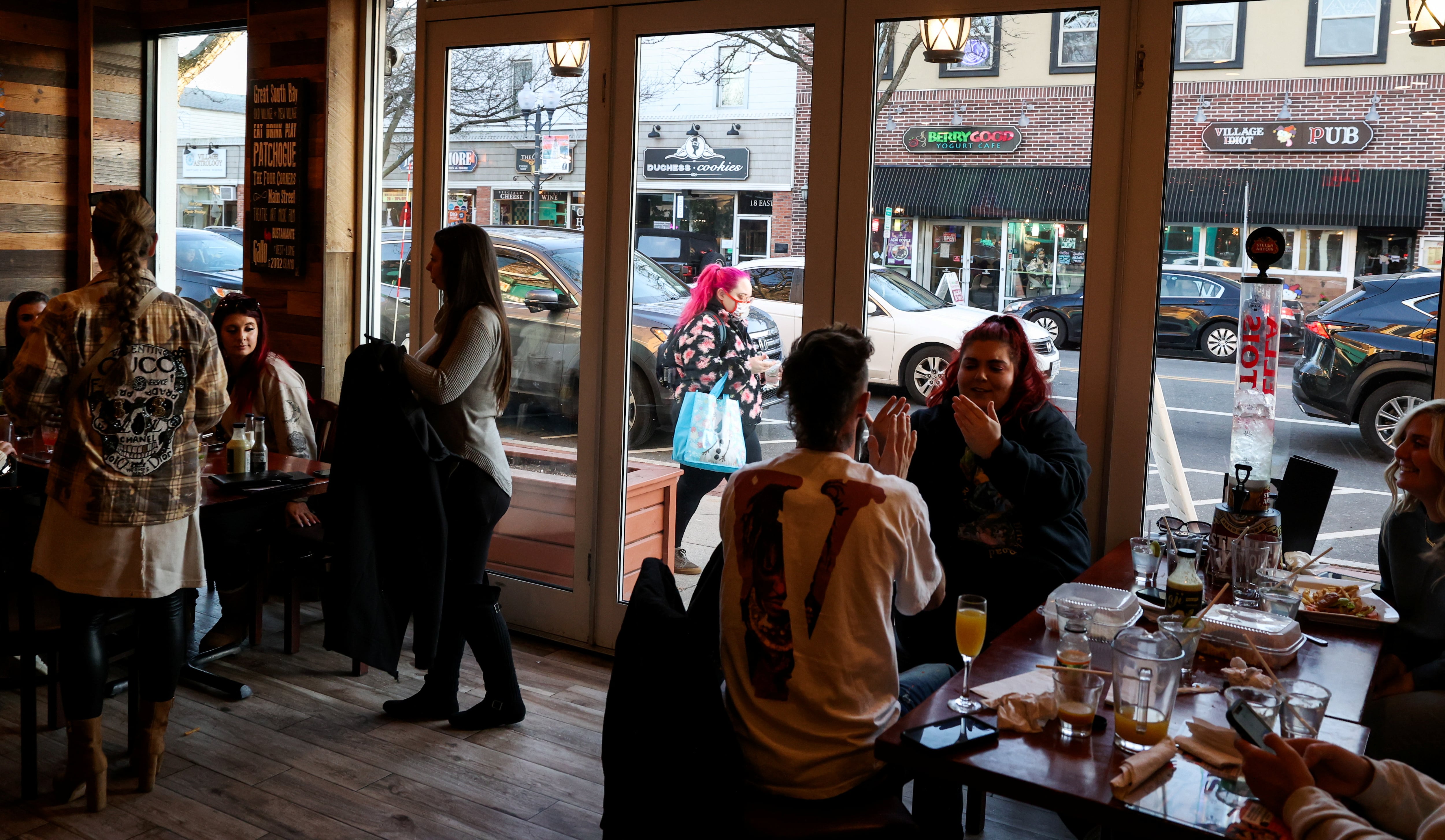 Clientes comen en el restaurante Gallo Columbian en Patchogue, Nueva York.